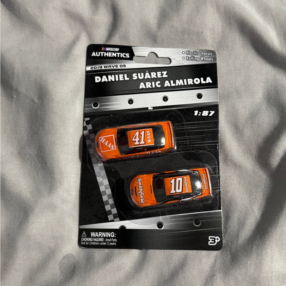 NASCAR Authentics Aric Almirola & Daniel Suarez Lionel 2019 Wave 04 Diecast 1/87